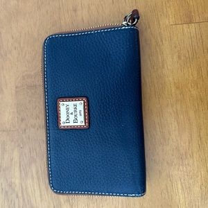Dooney& Bourke preowned zip around navy wallet